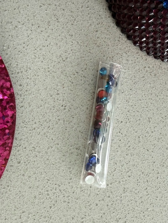 NWT Kurt Geiger London Bedazzled Crystal Quench Bottle 17oz Rainbow Charm 2 avai - Picture 8 of 10